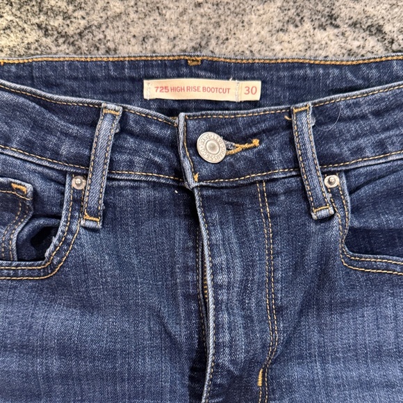 Denim - Levi’s 725 High Rise Bootcut Jeans - size 30